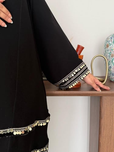 عباية D799 - (كولكشن التاسيس) بقماش ملكي تدخيلات ت...