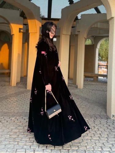 عباية D634 - قماش مخمل بتطريز ابيض قصة كلوش - وردي