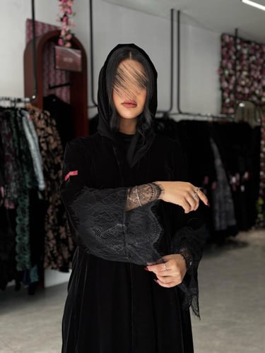 عبايةD731-شتويه قماش مخمل مزين باكمام دانتل قصه نص...