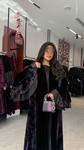 عباية D657 - شتوية قماش مخمل مزينه بأكمام كسرات -...