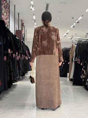 عباية D692 - شتويه قماش مخمل مع شامواه - بني