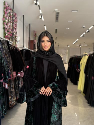 عباية D657 - شتوية قماش مخمل مزينه بأكمام كسرات -...