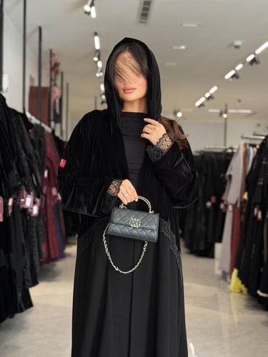 عباية D700 - عباية قماش مخمل مع كتان تدخيلات دانتل...