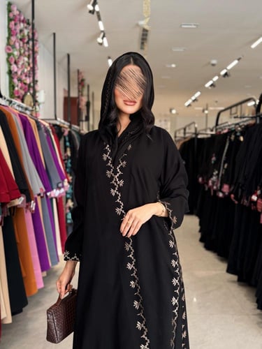 عباية D890 - بقماش ملكي بتطريز انيق كسرات جوانب كل...