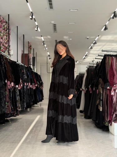 عباية D696 - شتوية قماش مخمل مع كتان طبقات مزينه ب...