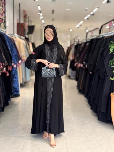 عبايه D5091بقماش ملكي بياققه منقط مع دانتل