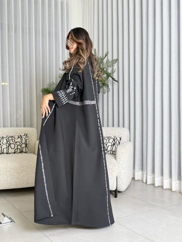 عباية D594 - قماش كريب روان مطرز قصة اي لاين