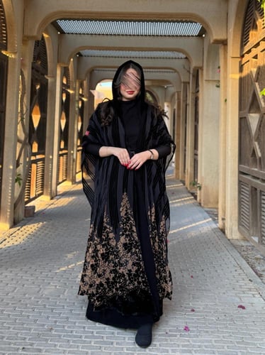 عباية D625 - شتوية قماش مخمل بطبعات ملونة - بيج