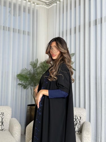 عباية D583 - قماش انترنت مطرزة من الامام - كحلي