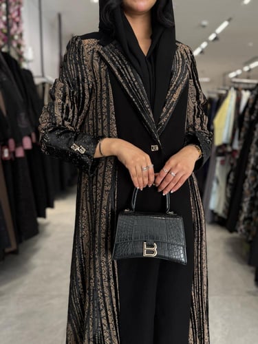 عباية D775 - بليزر بقماش كريب تدخيلات شيفون مع مخم...