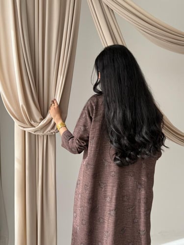 عباية D798 - بقماش لنن مخرم- (يشملها فستان ) - عود...