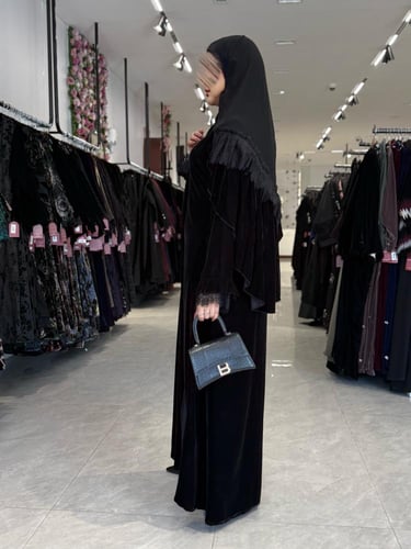عبايةD734-مخمل ناعم مزينه بكسرات بالاكمام مع قماش...