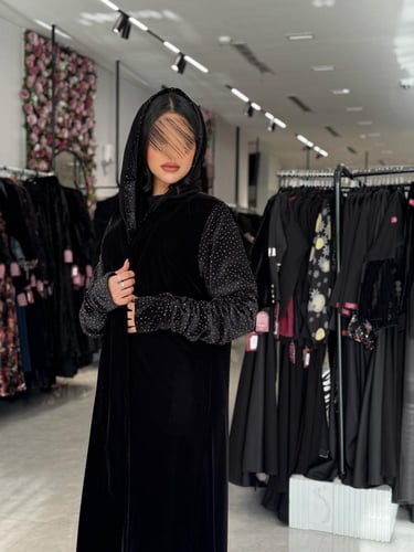 عباية D724-شتويه قماش مخمل باكمام مخمل مزينه بكسرا...