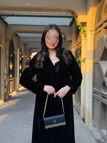 عباية D634 - قماش مخمل بقصة كلوش - تطريز كحلي