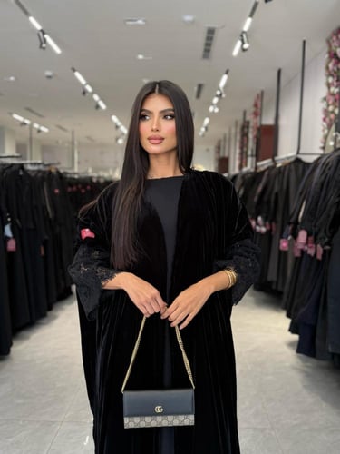 عباية D664- شتوية قماش مخمل بأكمام دانتيل قصة نصف...