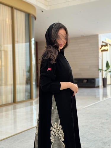 عباية D608 - قماش ملكي بتطريز جوانب - بيج