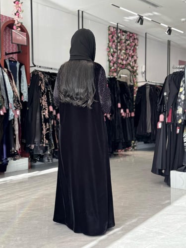 عباية D724-شتويه قماش مخمل باكمام مخمل مزينه بكسرا...