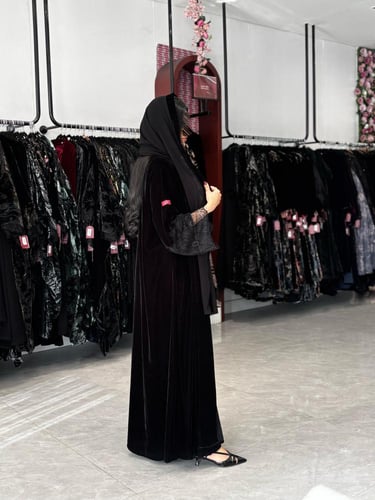 عبايةD731-شتويه قماش مخمل مزين باكمام دانتل قصه نص...