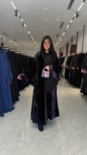 عباية D657 - شتوية قماش مخمل مزينه بأكمام كسرات -...