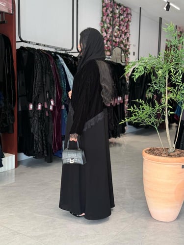 عباية D756 - قماش مخمل مع ملكي بتحديد دانتيل من ال...