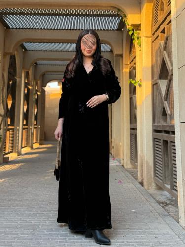 عباية D634 - قماش مخمل بقصة كلوش - تطريز كحلي