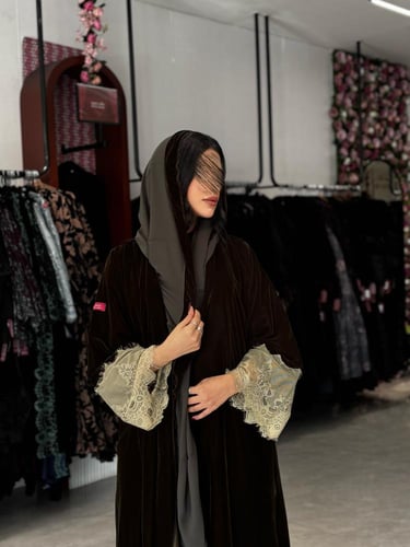 عبايةD731-شتويه قماش مخمل مزين باكمام دانتل قصه نص...