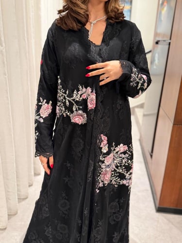 عباية D852 - بقماش دانتل بشك زهري