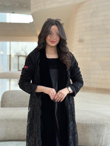 عباية D642 - قماش مخمل بتدخيلات دانتيل - اسود