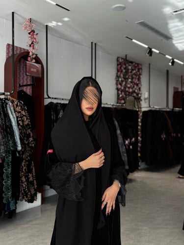 عبايةD731-شتويه قماش مخمل مزين باكمام دانتل قصه نص...