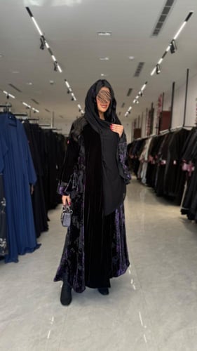 عباية D657 - شتوية قماش مخمل مزينه بأكمام كسرات -...