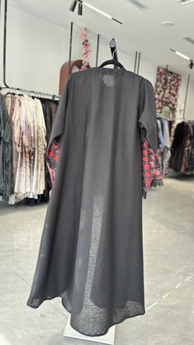 عباية D374 -اسود اكمام زهري