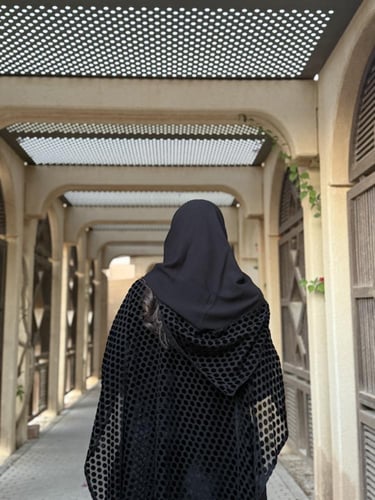 عباية D626 - نصف بشت مخمل منقط مع ملكي