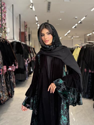 عباية D657 - شتوية قماش مخمل مزينه بأكمام كسرات -...