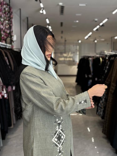 عباية D779 - بقماش لنن بتطريز وشك تحديد زيتي قصة س...