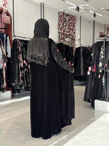 عباية D724-شتويه قماش مخمل باكمام مخمل مزينه بكسرا...