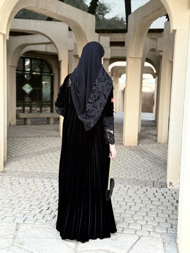 عباية D633- شتوية قماش مخمل كسرات دبل كلوش - اسود