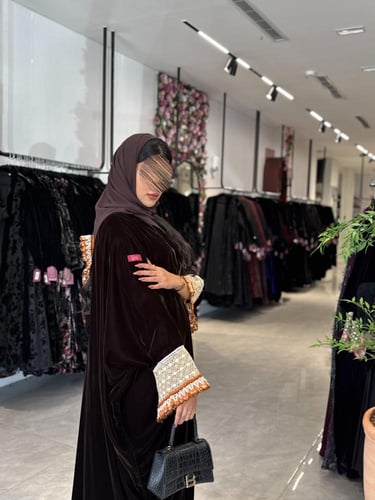 عباية D708-شتويه قماش مخمل ناعم بقصه نصف بشت - بني...