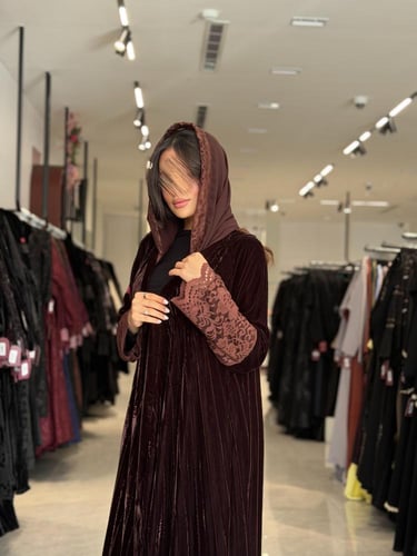 عباية D698 - شتوية مخمل كسرات بأكمام دانتل قصة دبل...