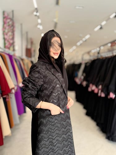 عباية D984 - بليزر بقماش كريب ايطالي مزين بترتر ود...