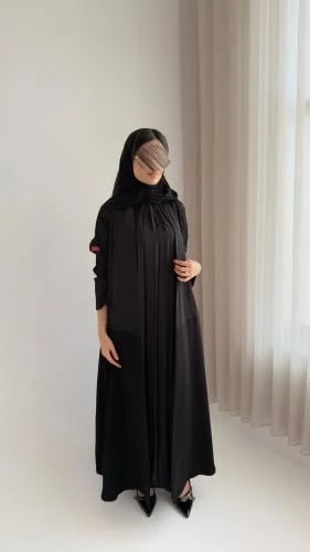 عباية D6050 - بقماش كريب كوبرا مع جاكار بفستان كسرات من الامام - اسود