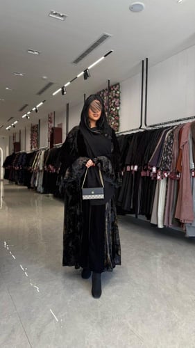 عباية D657 - شتوية قماش مخمل مزينه بأكمام كسرات -...