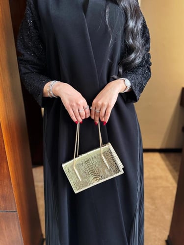 عباية D841 - بقماش سراميك كسرات جوانب بشك مع دانتل...