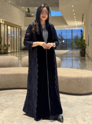 عباية D642 - قماش مخمل بتدخيلات دانتيل - كحلي