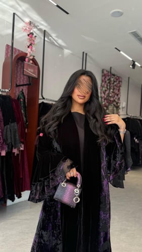 عباية D657 - شتوية قماش مخمل مزينه بأكمام كسرات -...