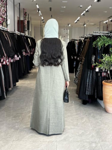 عباية D779 - بقماش لنن بتطريز وشك تحديد زيتي قصة س...