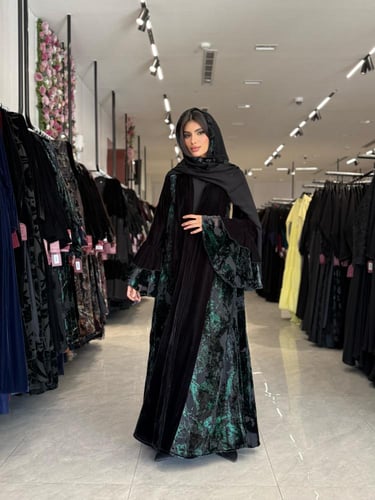 عباية D657 - شتوية قماش مخمل مزينه بأكمام كسرات -...