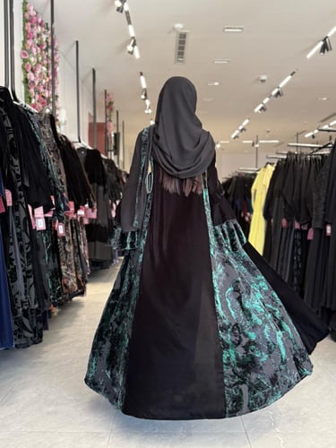 عباية D657 - شتوية قماش مخمل مزينه بأكمام كسرات -...