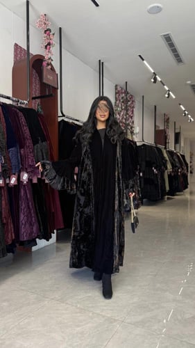 عباية D657 - شتوية قماش مخمل مزينه بأكمام كسرات -...