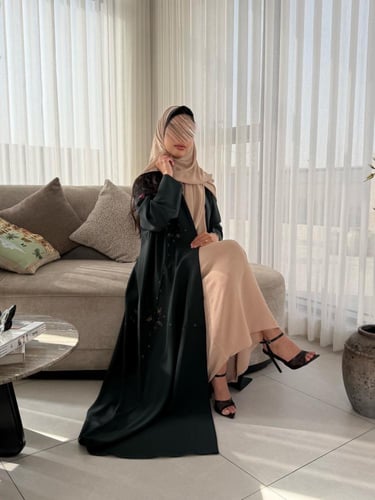 عباية D913 - بقماش حرير بتطريز انيق قصة عادية - زي...