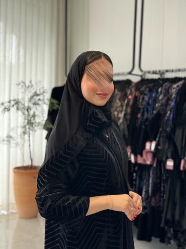 عباية D704 - شتوية قماش مخمل ناعم مخطط اسود قصة نص...